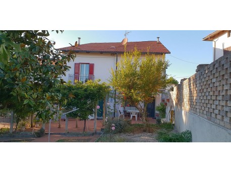 Casa panoramica con giardino e terreno in vendita a Robella (AT)