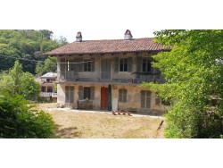 Casale indipendente con giardino in vendita a Monteu da Po (TO)