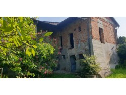 Casa di campagna con terreno, da riattare, in vendita a Verrua Savoia (TO)