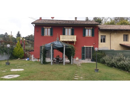 Casa di campagna con giardino in vendita a  Montiglio (AT)